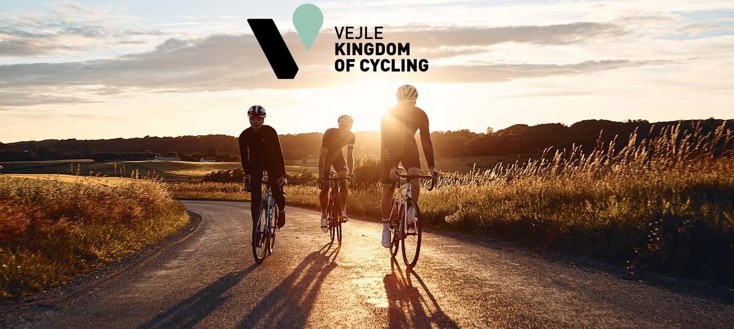 Kingdom of Cycling i Vejle med cyklister i solnedgangen