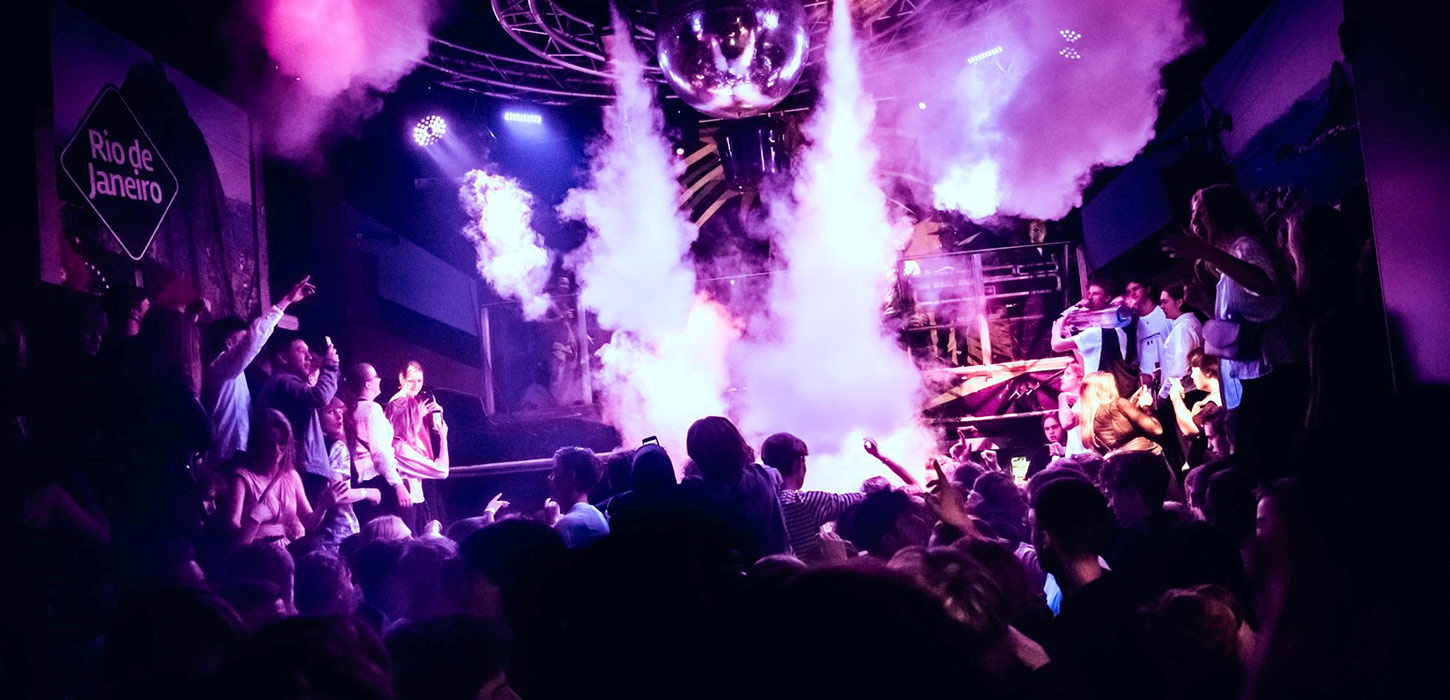 MI Bar fest med røg og diskokugle