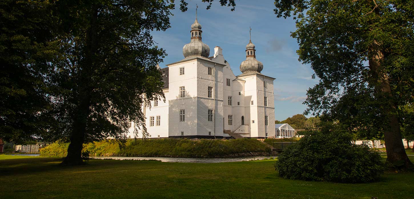 Engelsholm Slotspark i sommersolen