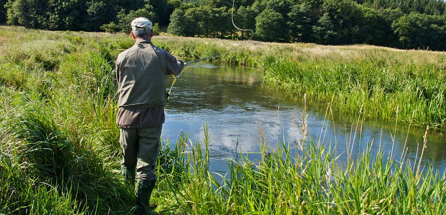 Ein Angler auf einem Angelausflug am Vejle Å