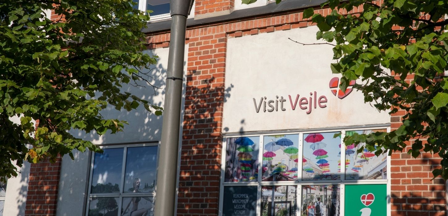 VisitVejle turistbureau set udefra en sommerdag