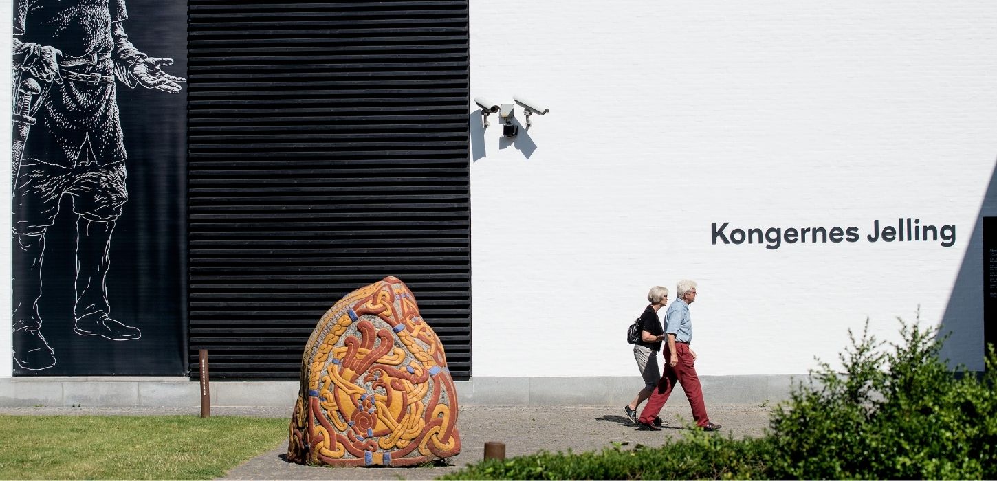 Two people on their way in to see the exhibition in the experience center Kongernes Jelling
