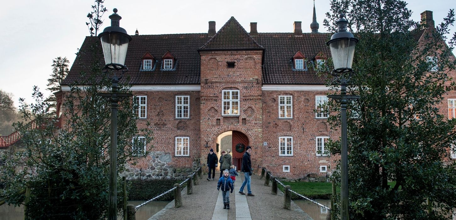 Tirsbæk Gods julemarked set ude fra med børn og voksne