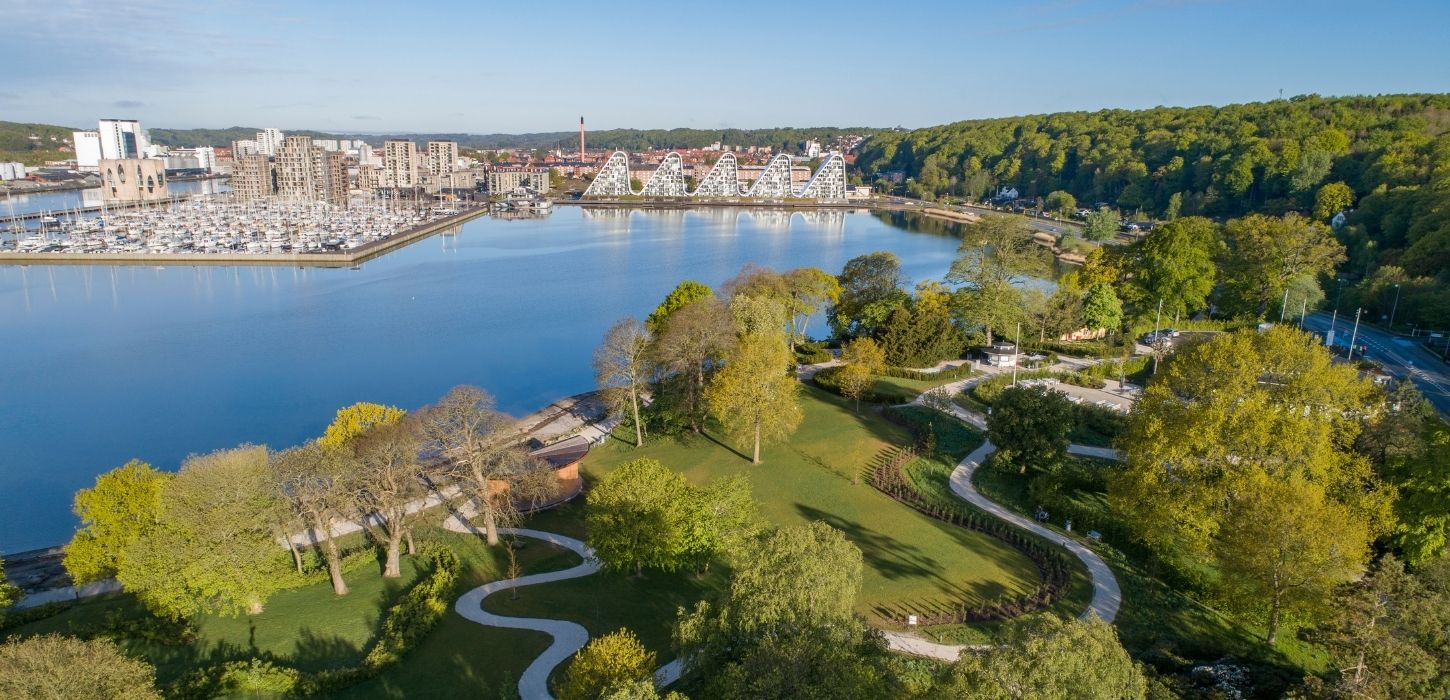 Dronebillede over Skyttehushaven, Vejle Fjord og havnefronten med Bølgen og Fjordenhus