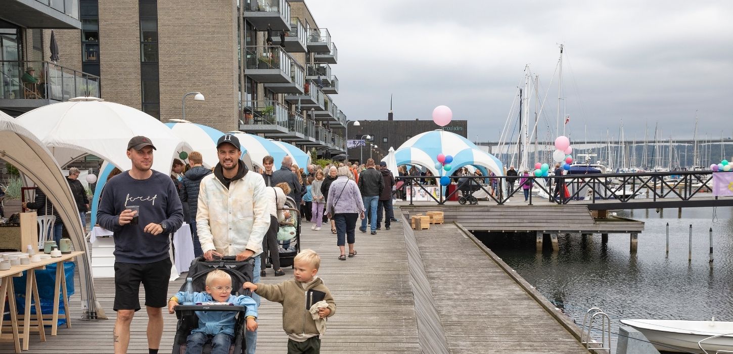 Familie ved havnepromenaden til Vejle Fjordfestival