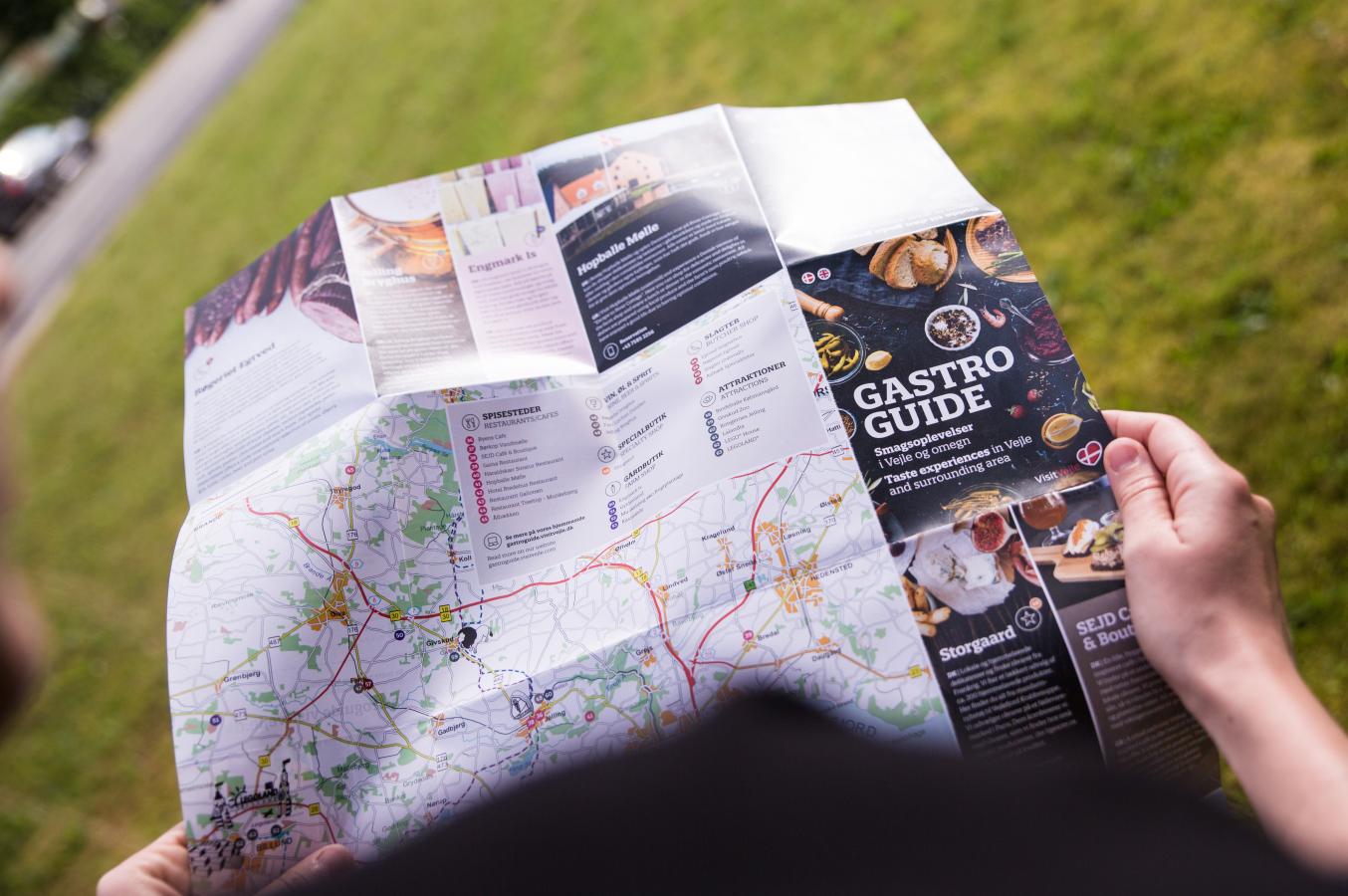 Turist kigger på kortet i Vejles Gastro Guide