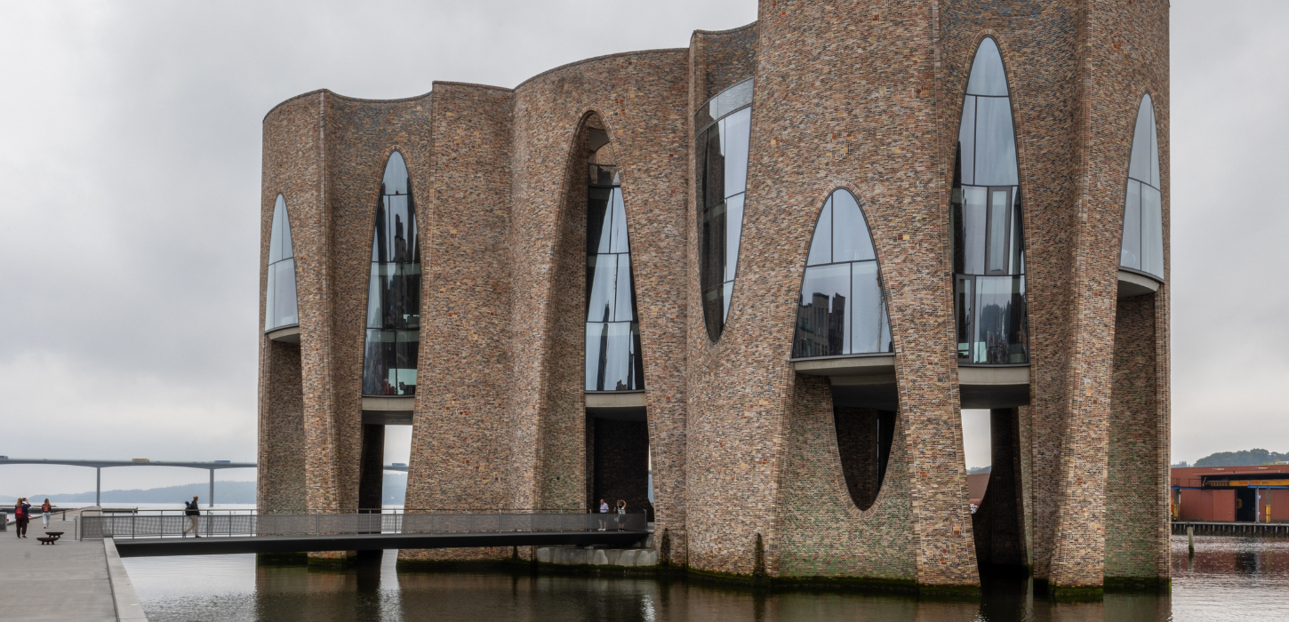 Fjordenhus im Vejle Yachthafen an einem bewölkten Tag