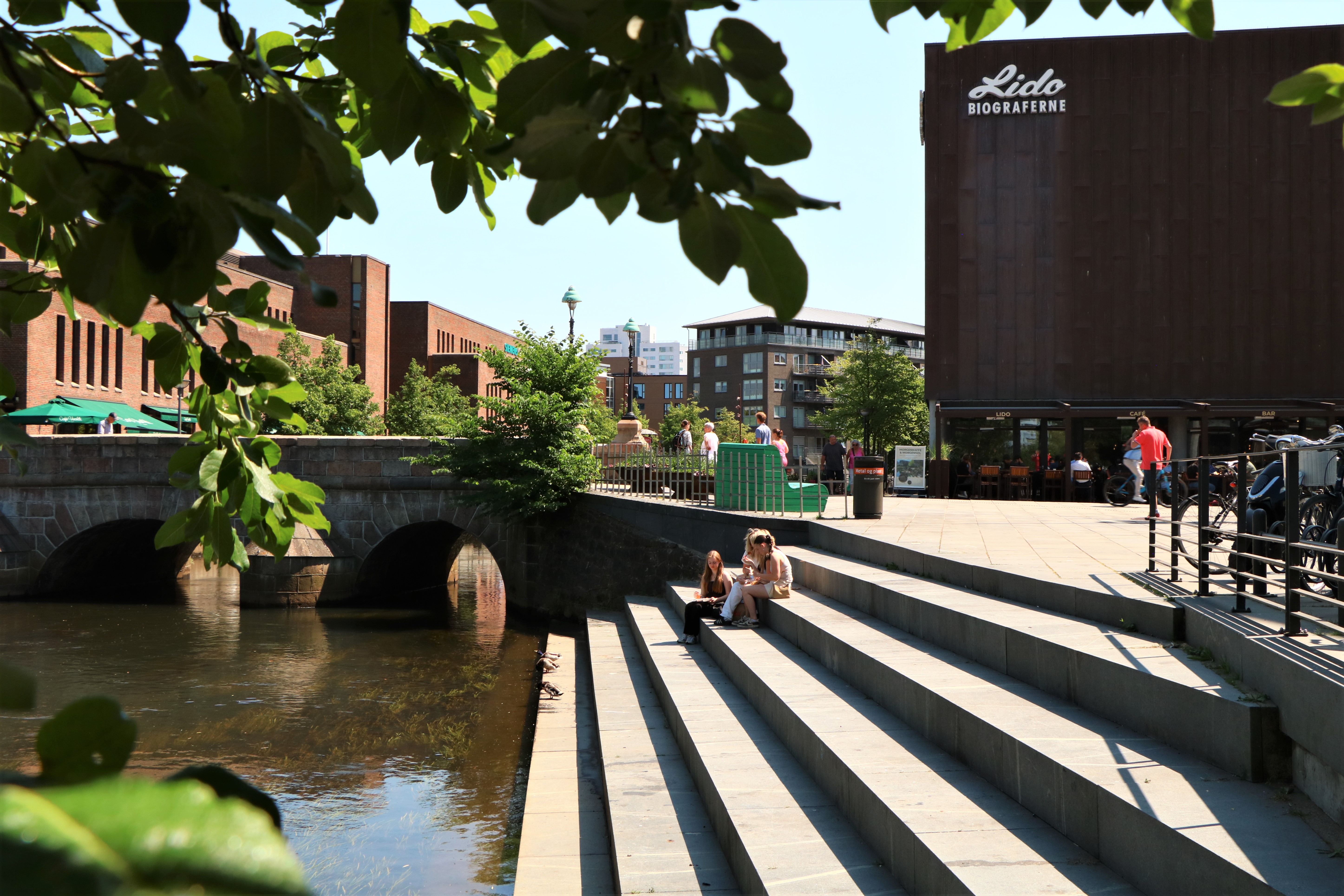 Søndertorvet in Vejle Fußgängerzone auf den Stufen vor den Lido-Kinos