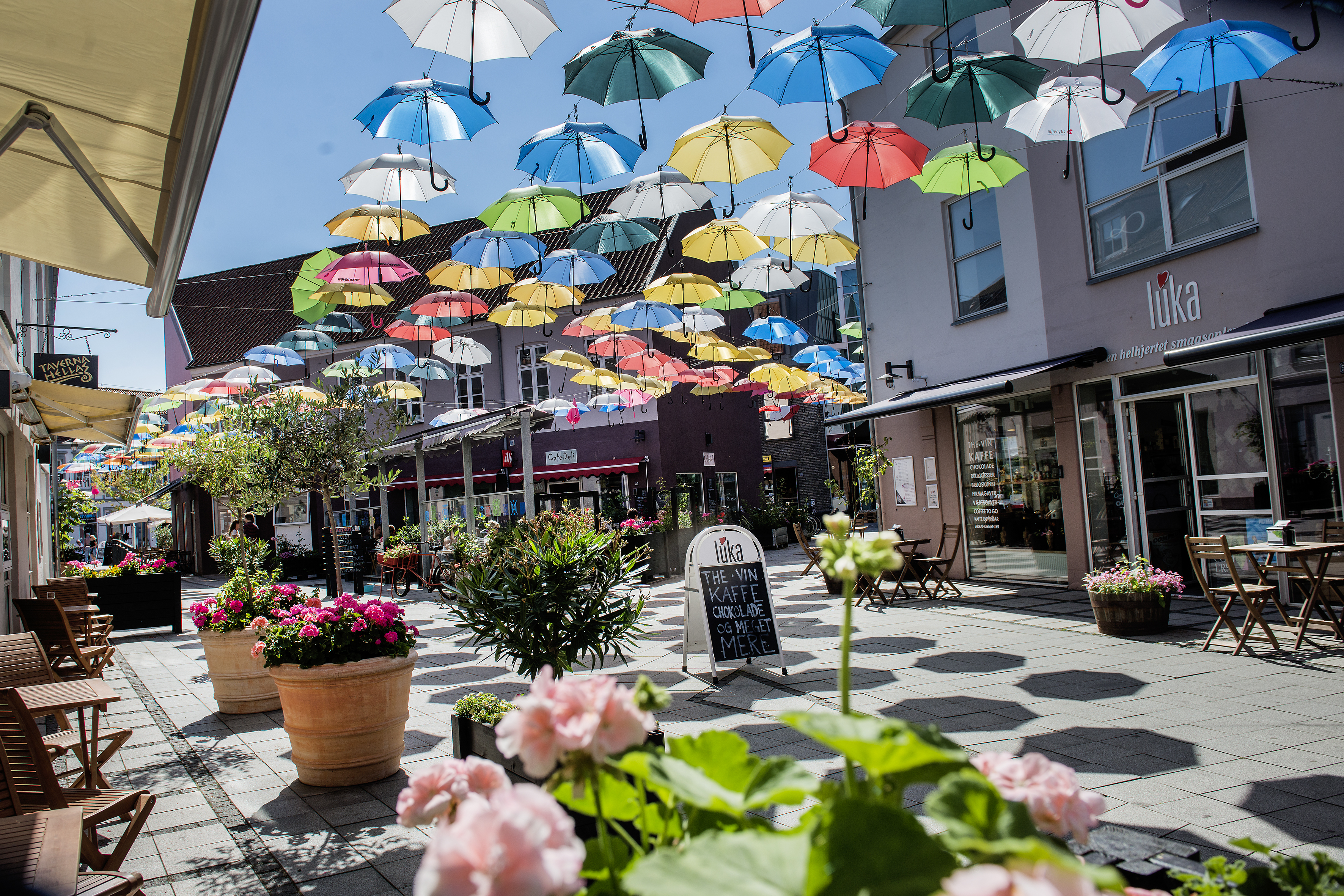 Regenschirmhimmel in Vejle Midtpunkt im Sommer