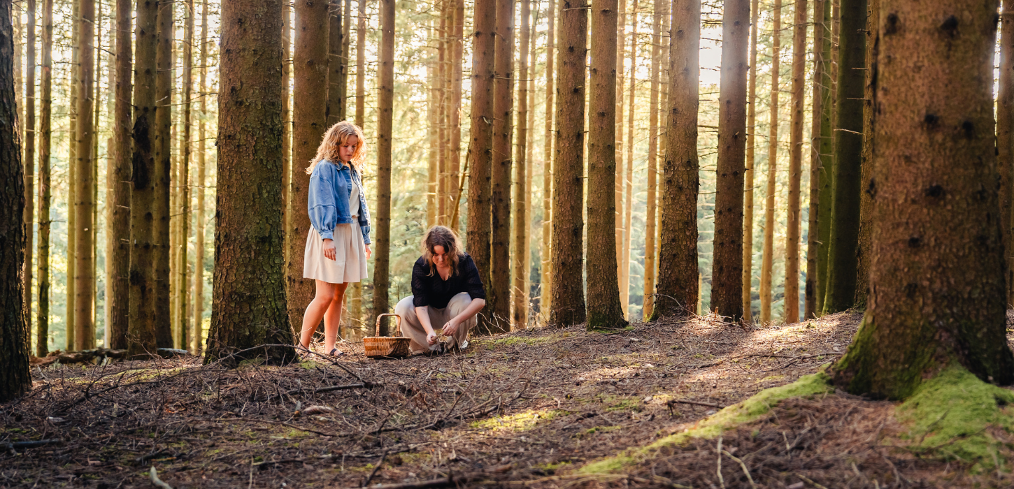 To piger samler svampe nær Kollemorten