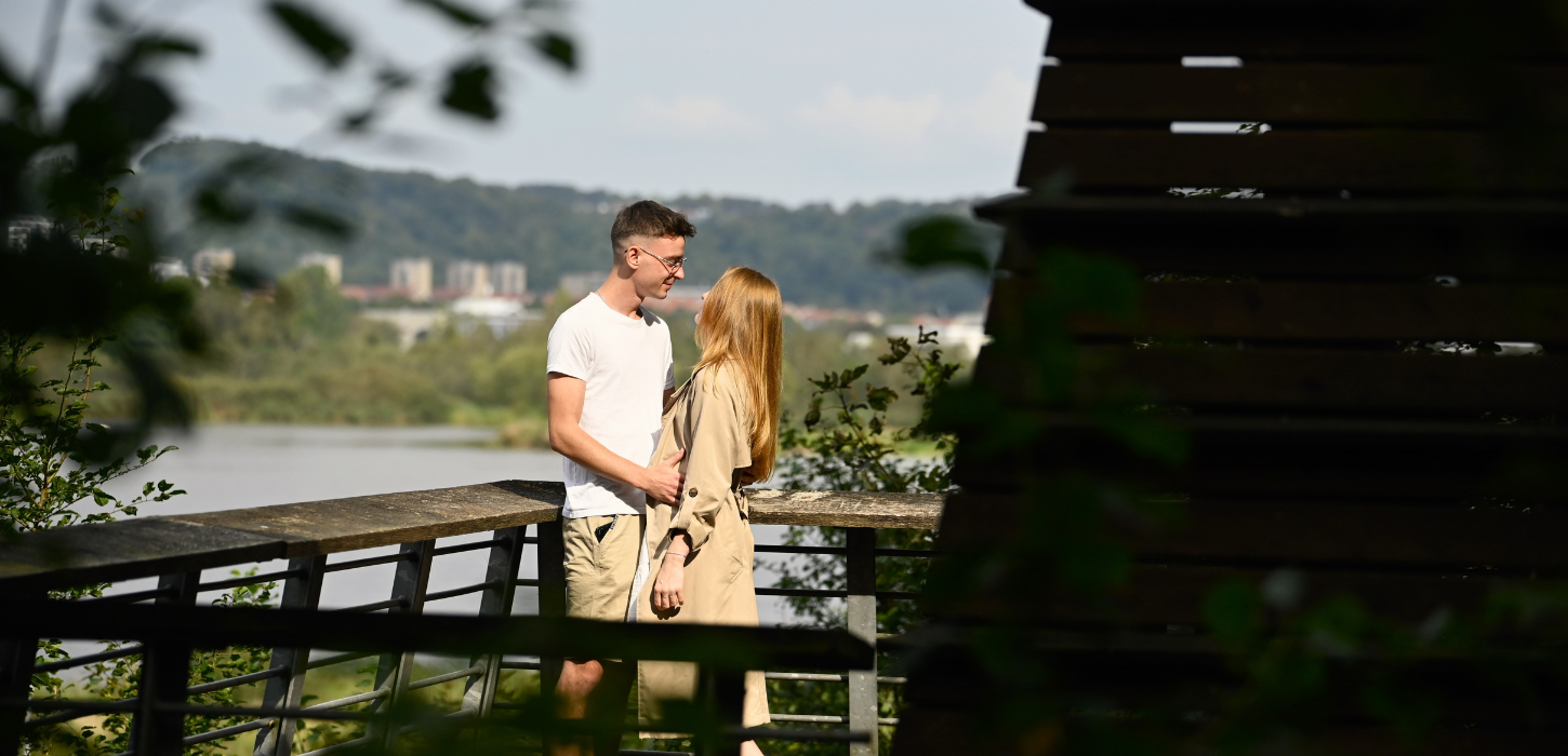 Ein Paar bei einem romantischen Spaziergang in der Natur im Kongens Kær in Vejle