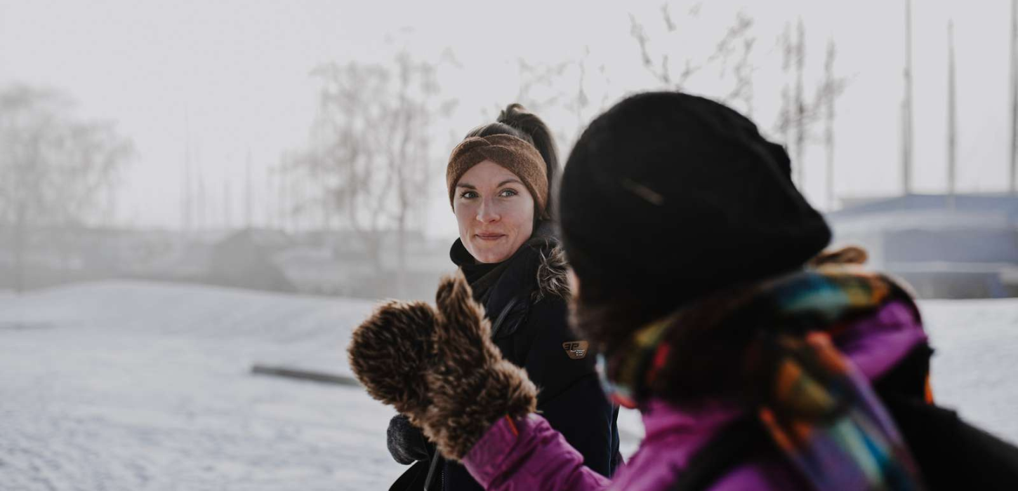 Two people are on a winter walk in the snow in Vejle