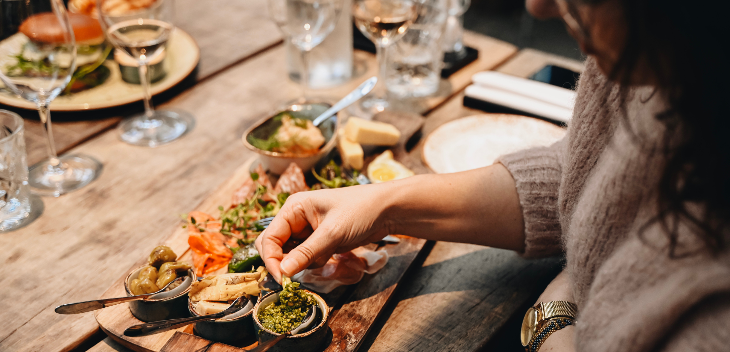 Et par nyder tapas og et glas vin på en romantisk date i Torvehallerne