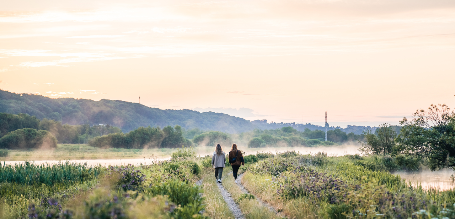 Two women on a walk by Kongens Kær in Vejle Ådal