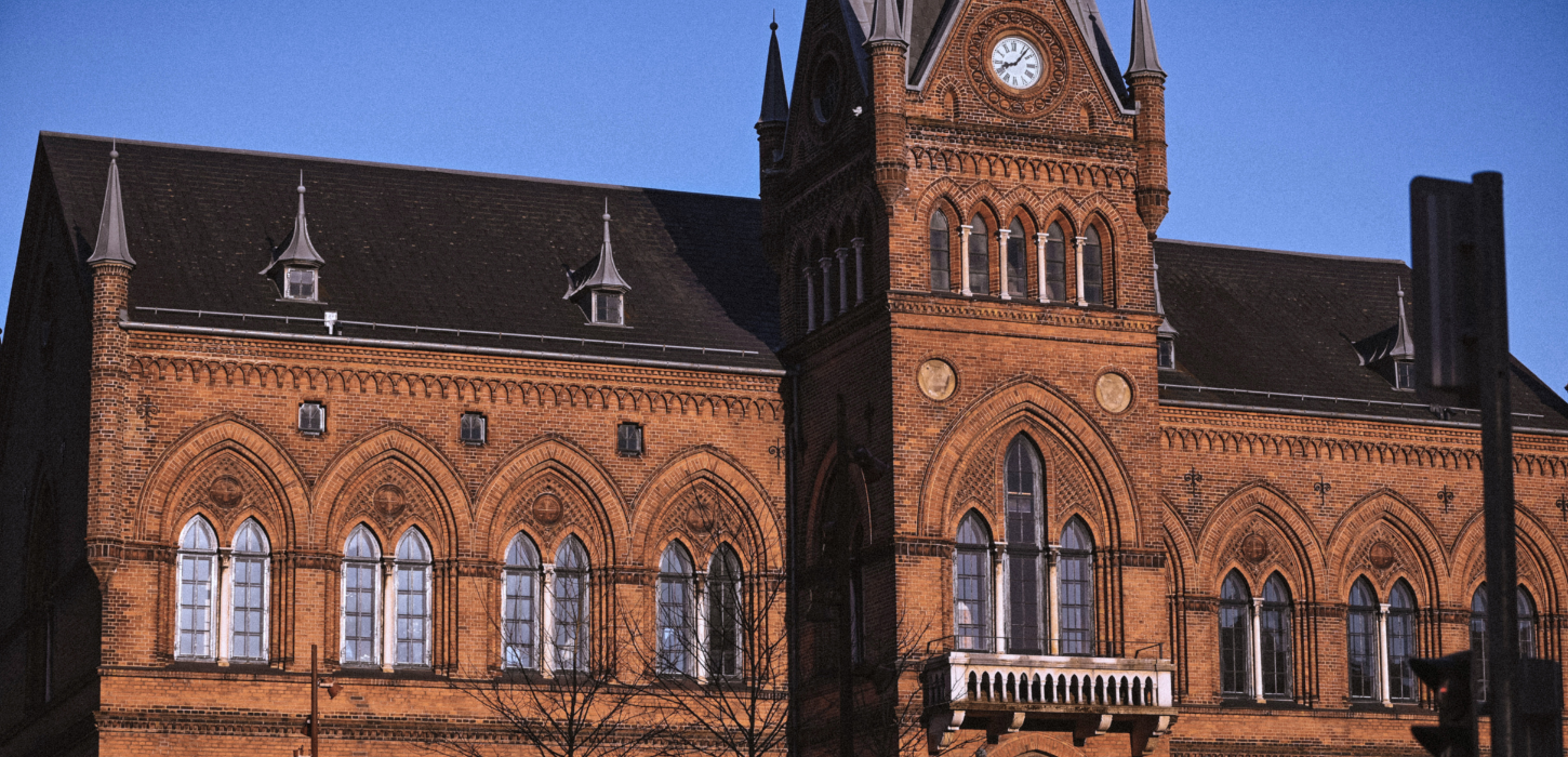 Rådhuset i Vejle på en solskinsrig efterårsdag