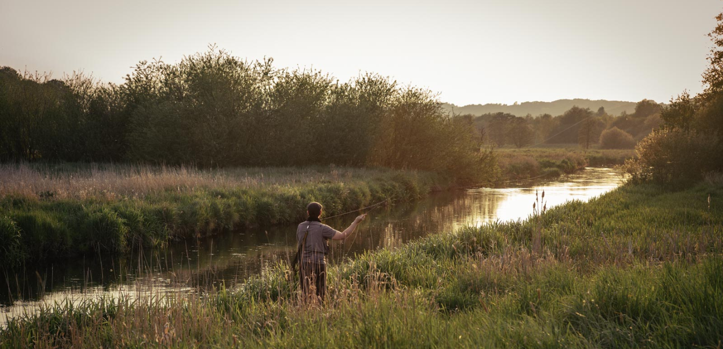 Person who fishes in Vejle Å