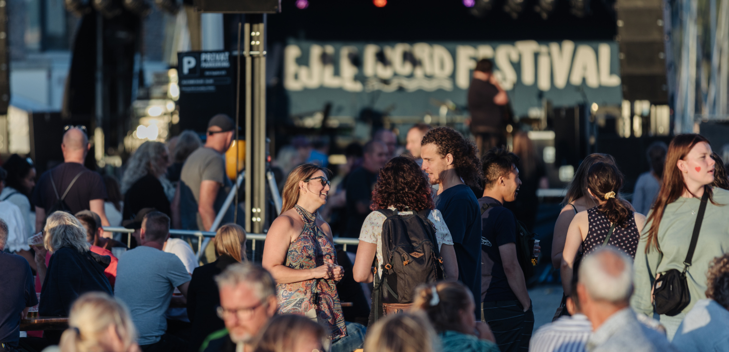Mennesker foran scenen til Vejle Fjordfestival