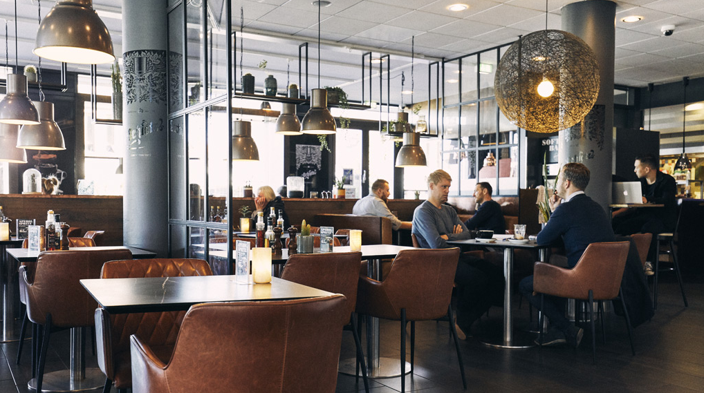 Gæster der spiser på Lido Caféen