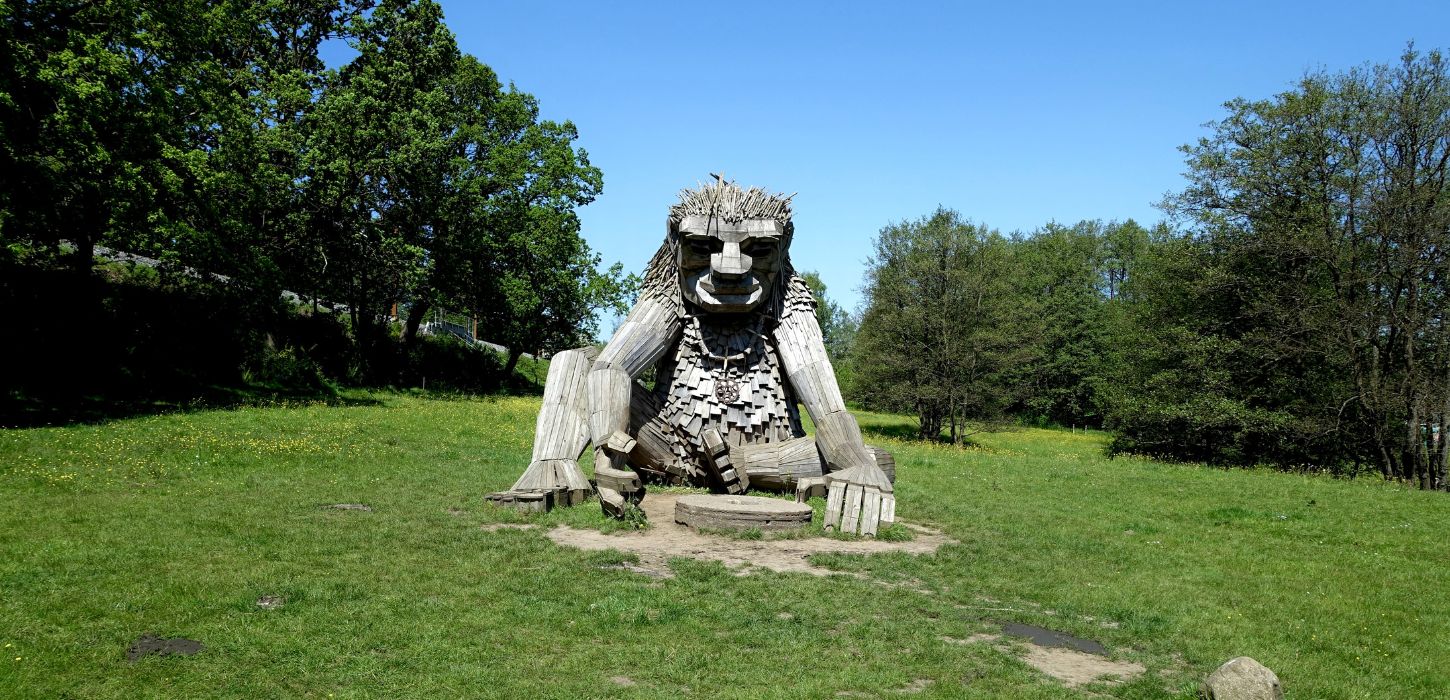 Thomas Dambo's troll in Børkop by Kærlighedstien