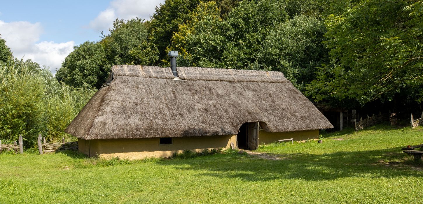Hus i Vingsted Jernalder en sommerdag