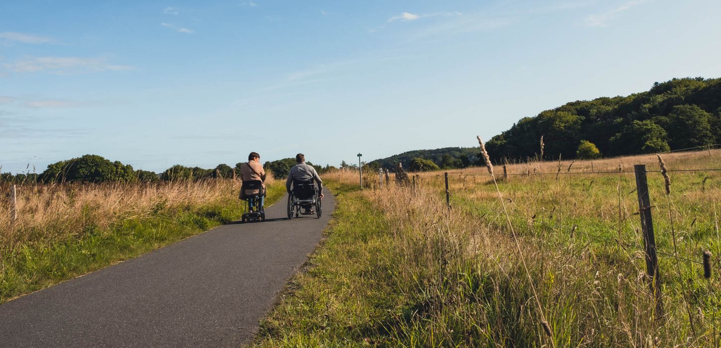 To kørestolsbrugere på tur langs Bindeballestien