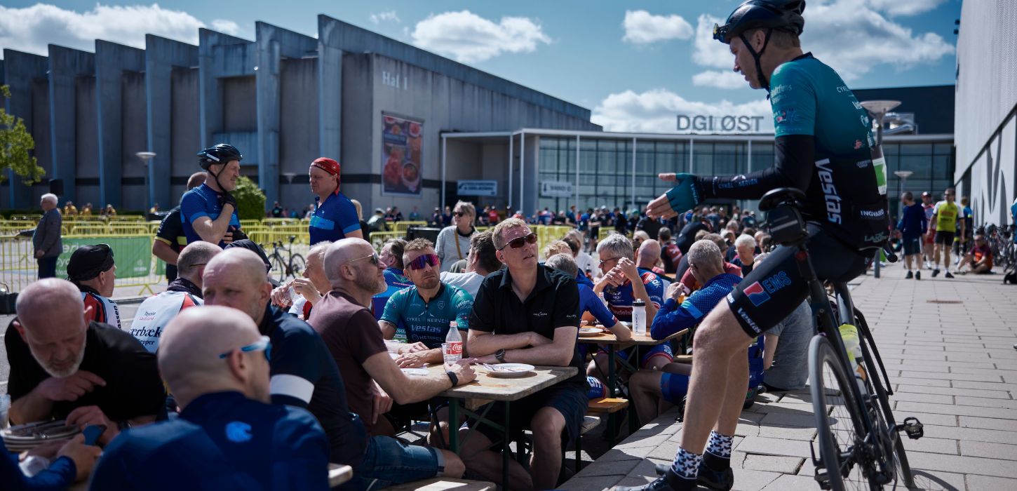 Cyclists enjoy themselves outside in front of DGI Huset after cycling the Grejsdalsløbet in Vejle