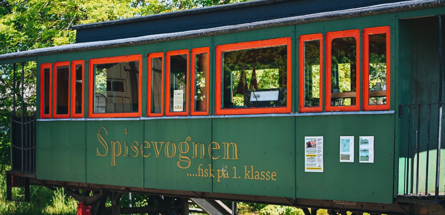 Old train carriage at Bindeballe Station on Bindeballestien