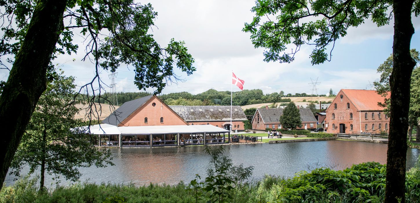 Hopballe Mølle omkranset af skov, marker og Grejs Å