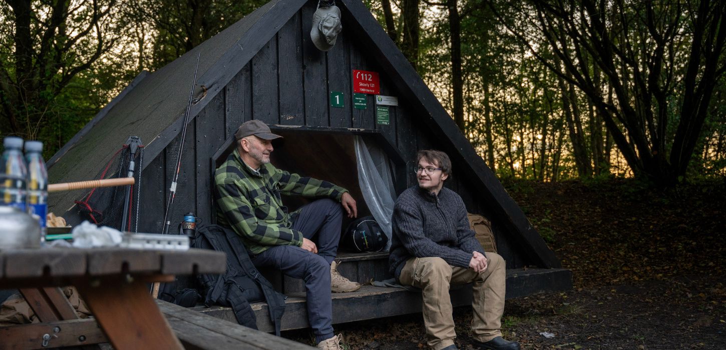 To personer på sheltertur ved Andkær Vig