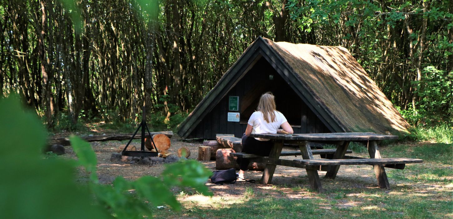 Person på sheltertur ved Naturrum Kirstinelyst ved Randbøl Hede