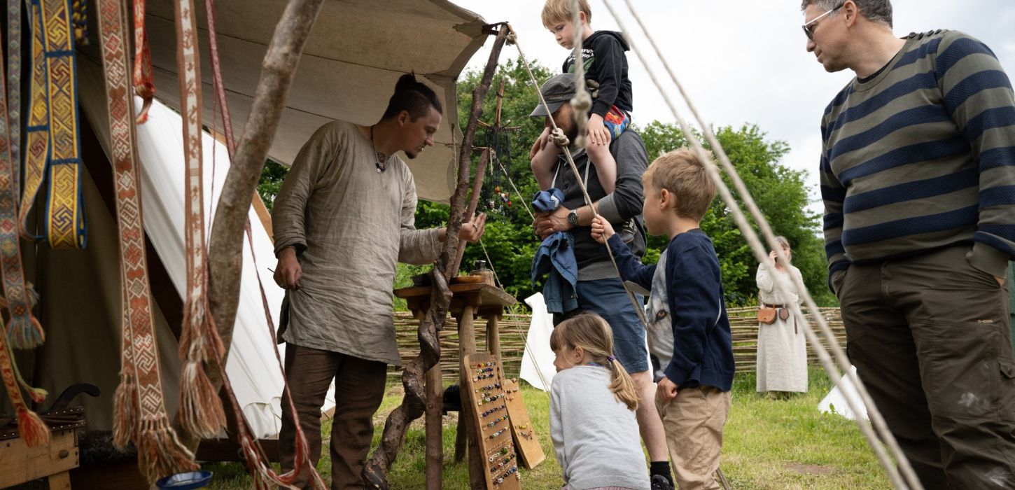 Børn og voksne lærer om jernalderens håndværk til Jernaldermarked i Vingsted