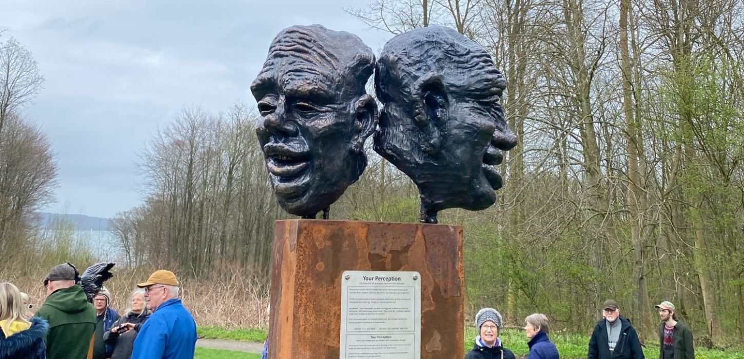 Kunstwerk Your Perception, geschaffen von Jens Galschiøt, platziert im Park hinter Comwell Kellers Park