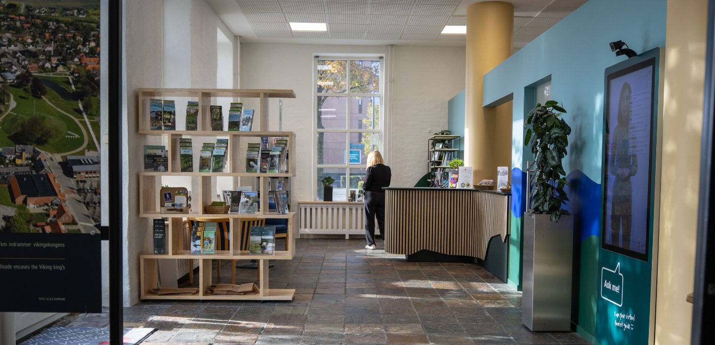 Sollys ind i det nye turistbureau