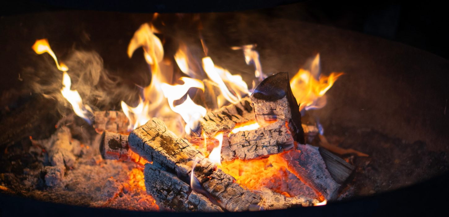 Bål på en sheltertur ved Andkær Vig