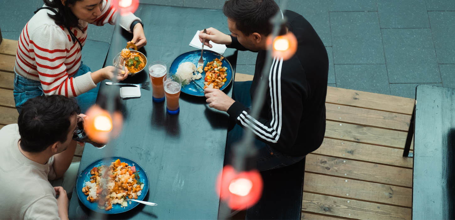 Friends eat together at Paladspassagen Social Dining