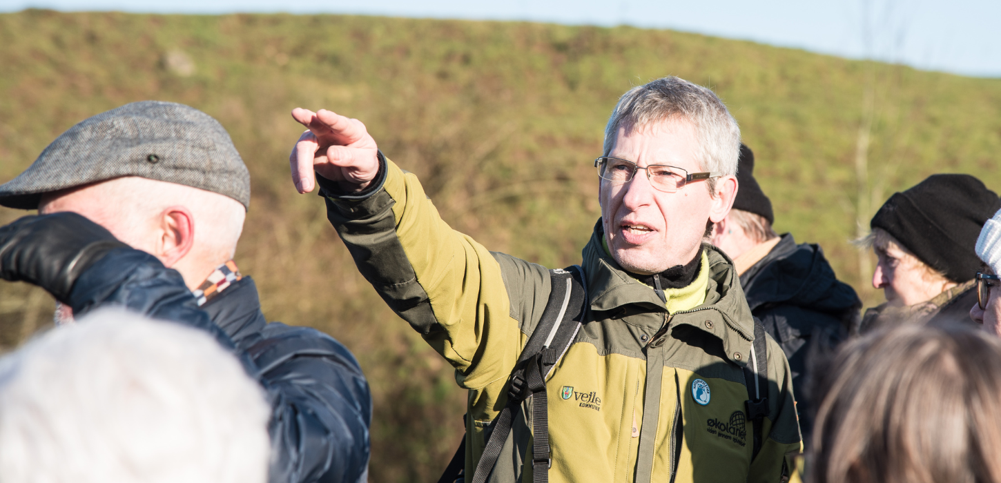 Finn from Økolariet tells about something during a tour