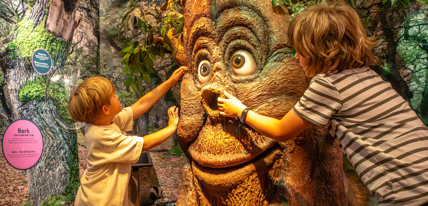 Children play with a talking tree at the Økolariet