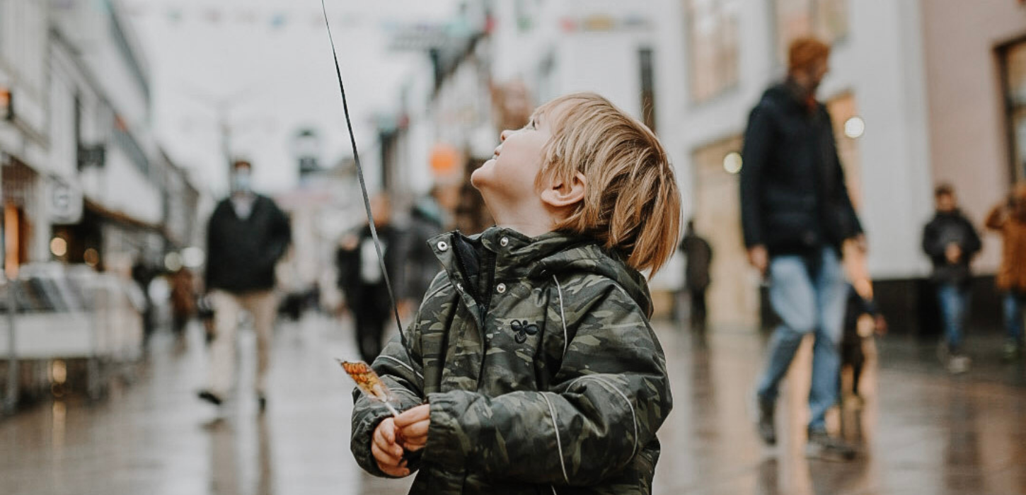 Dreng står med ballon i Vejle gågade til Halloween
