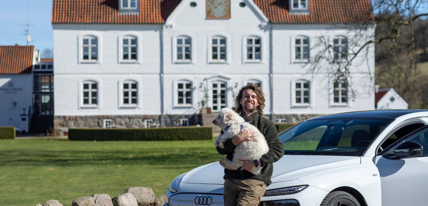 Rasmus from TheTravelBook visits Vejle in spring 2026 in front of Haraldskær