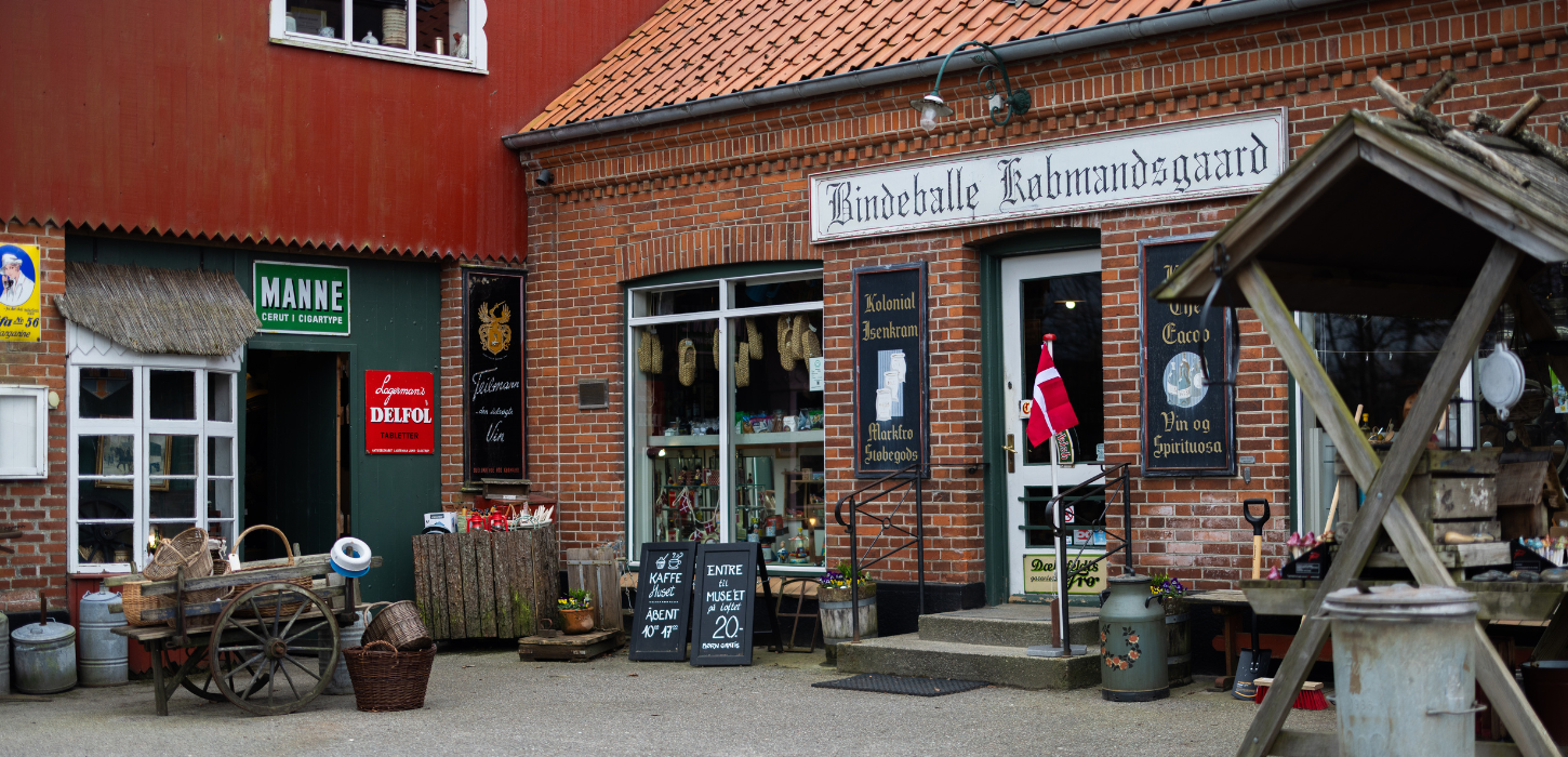 Bindeballe Købmandsgård ved Vejle og Egtved på en forårsdag