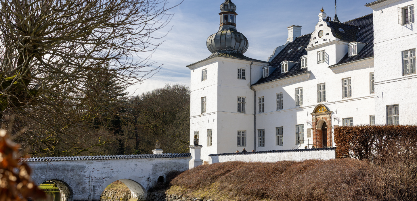 Schloss Engelsholm bei Vejle mit Wassergraben und Brücke