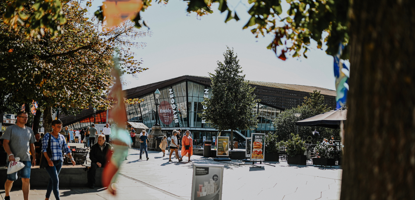 Menschen in der Fußgängerzone in Vejle vor dem Einkaufszentrum Bryggen während der Kulturnacht „By Night“