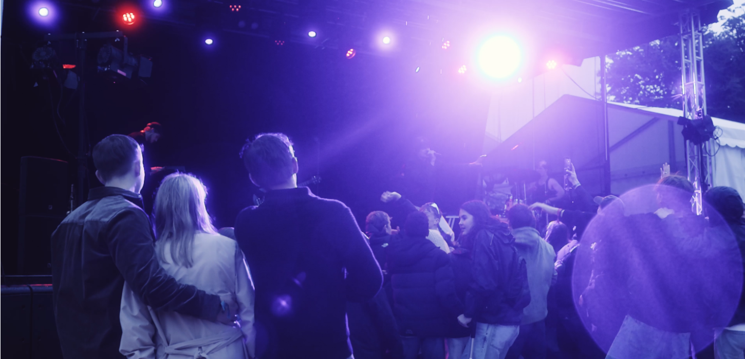 Unge til Egtved Sommerfestival under en koncert