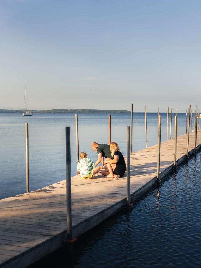 Familie på strandtur ved Hvidbjerg Strand ved Vejle Fjord