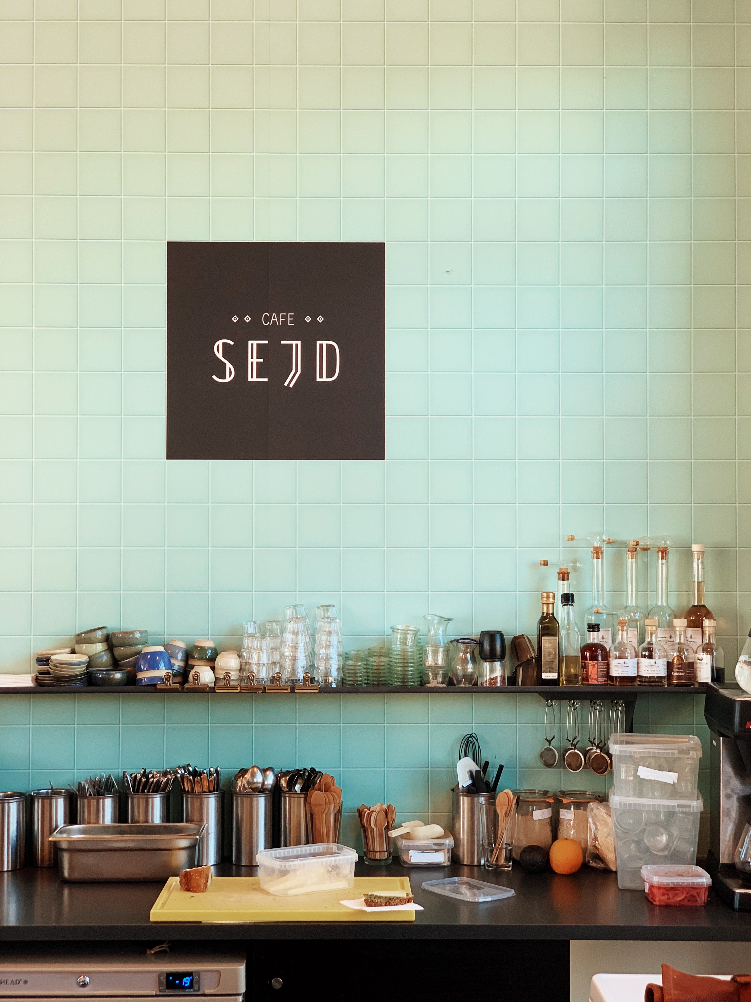 Die Küche im Café SEJD in Jelling ist bereit zum Servieren
