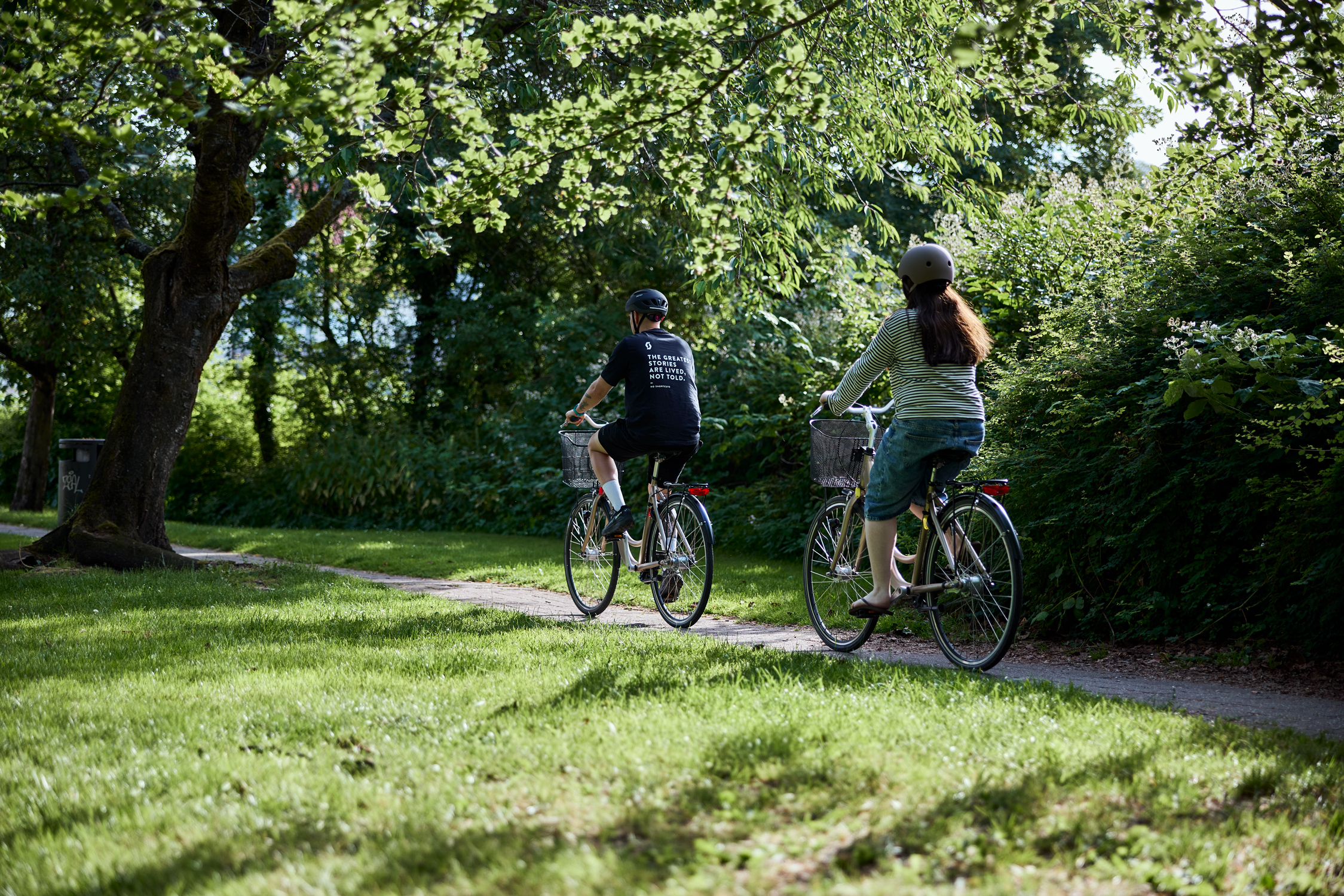 Paar auf Fahrradtour an einem Sommertag in der Innenstadt von Vejle
