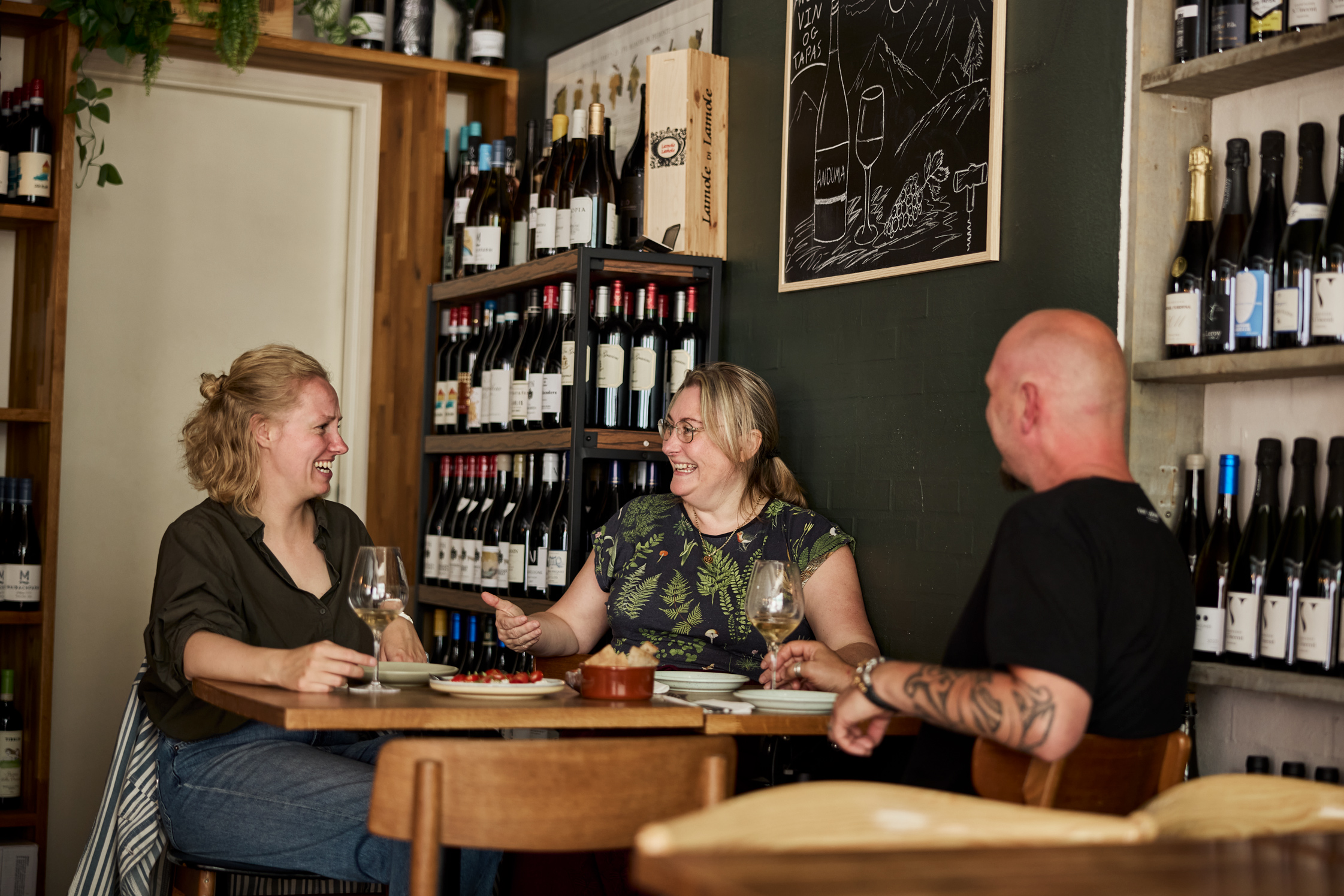 Friends enjoying a glass of wine and food at Anduma Vinbar in central Vejle