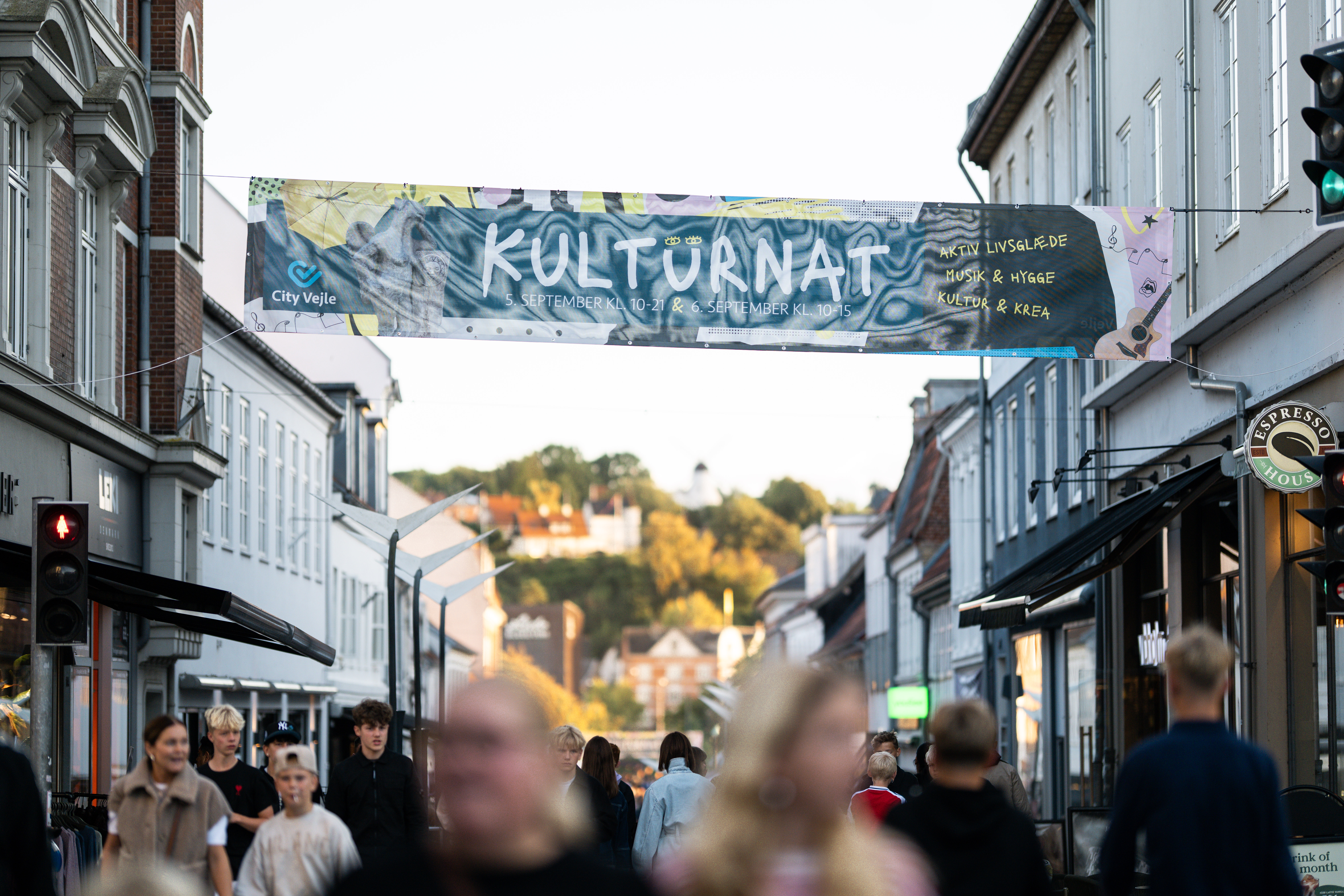 Kulturnat i Vejle midtby med solnedgang i baggrunden