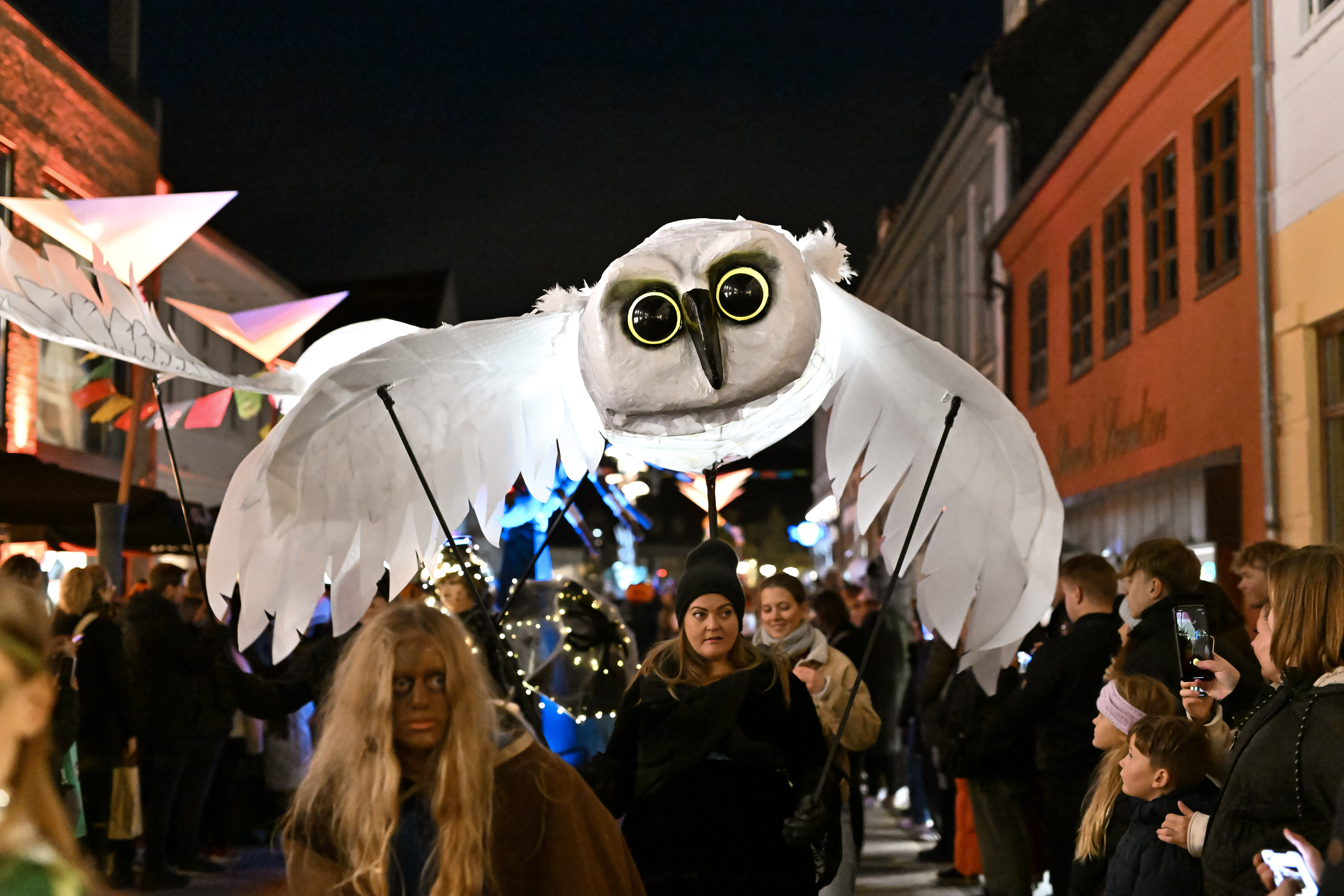 Riesige Eule zu Halloween in der Innenstadt von Vejle im Jahr 2024