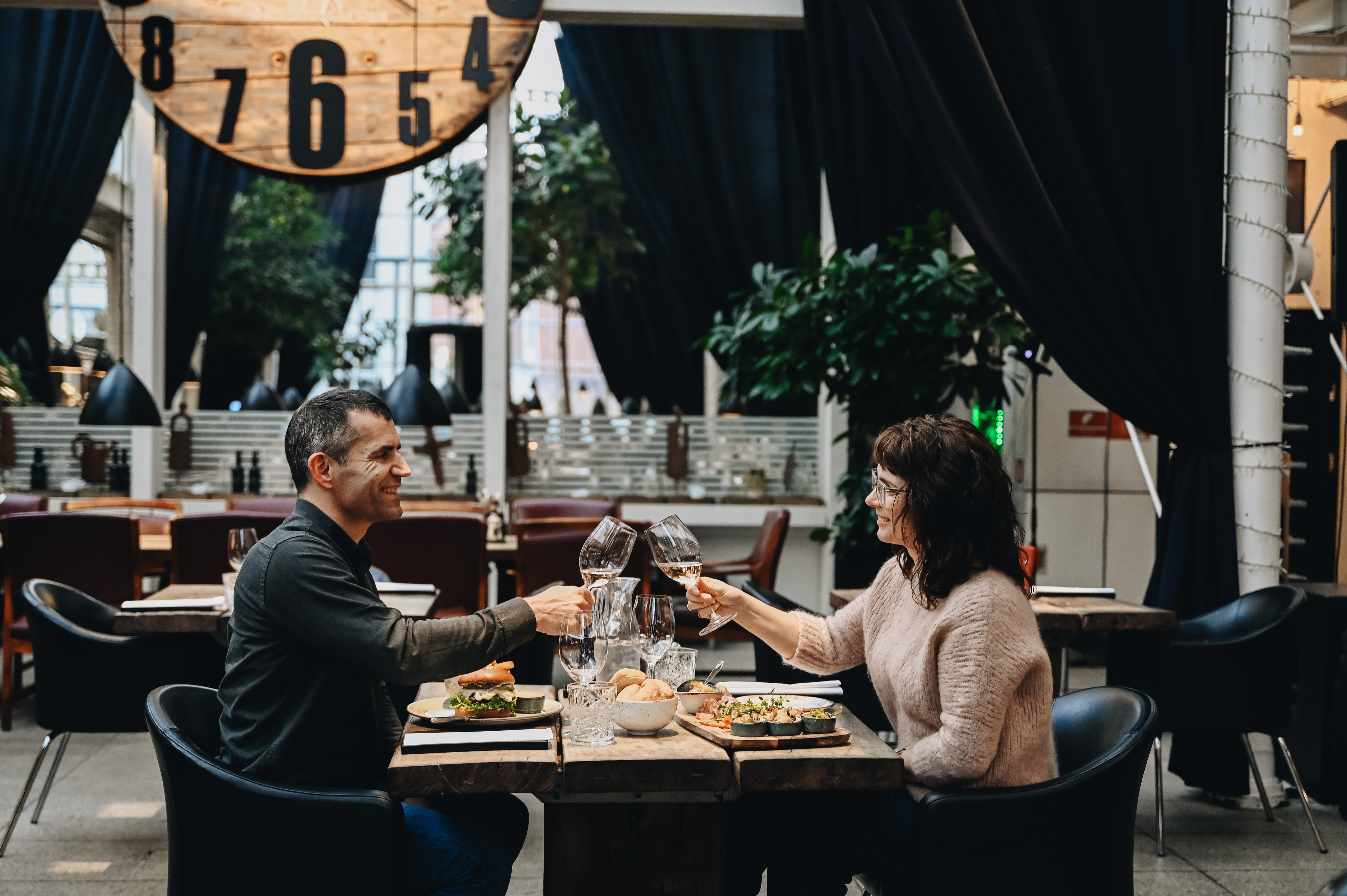 Romantisk date med vin og tapas i ToRVEhallerne i Vejle